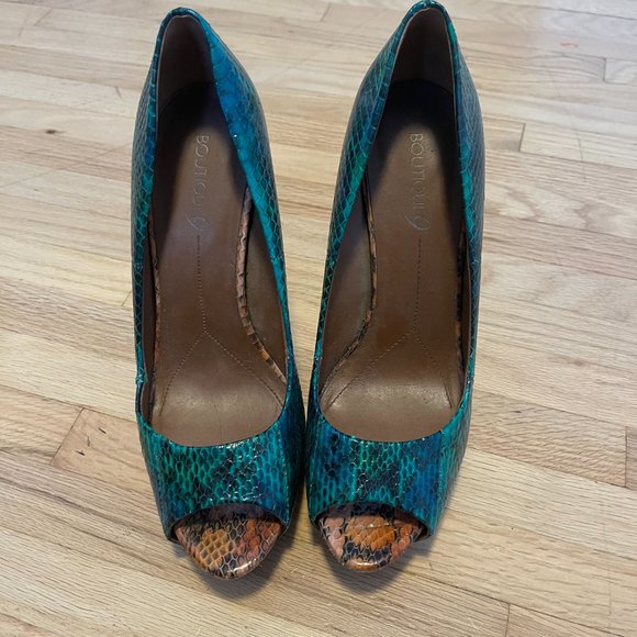 Size 8.5 Boutique 9 Faux Snakeskin duotone pumps - Picture 4 of 4